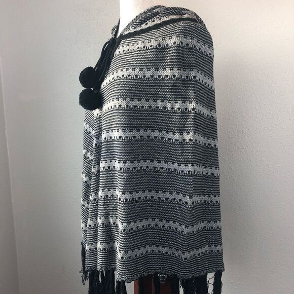 NWT BCBG MaxAria Hooded Poncho Size S/M - Picture 5 of 11